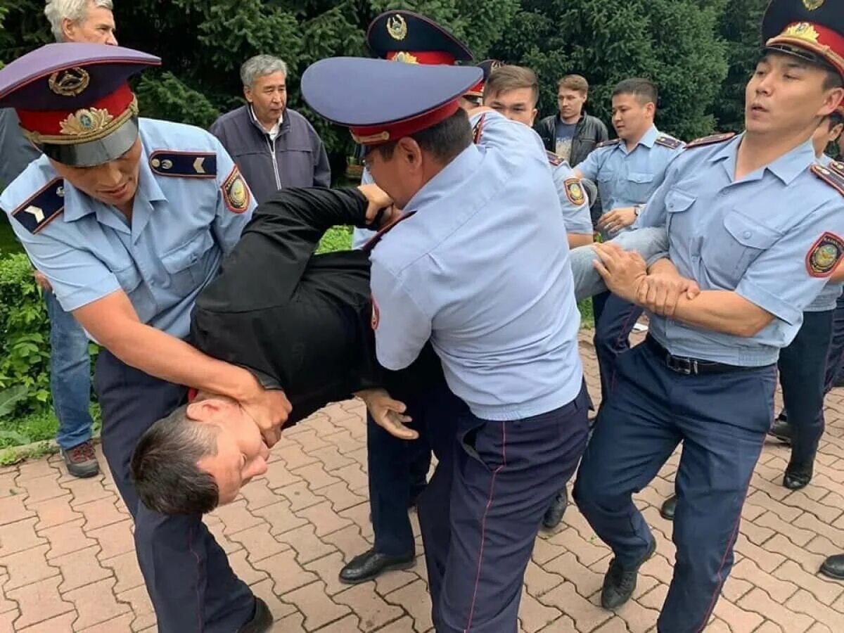 Арест ситуация. Задержания на митинге в Казахстане. Насильственное задержание человека.