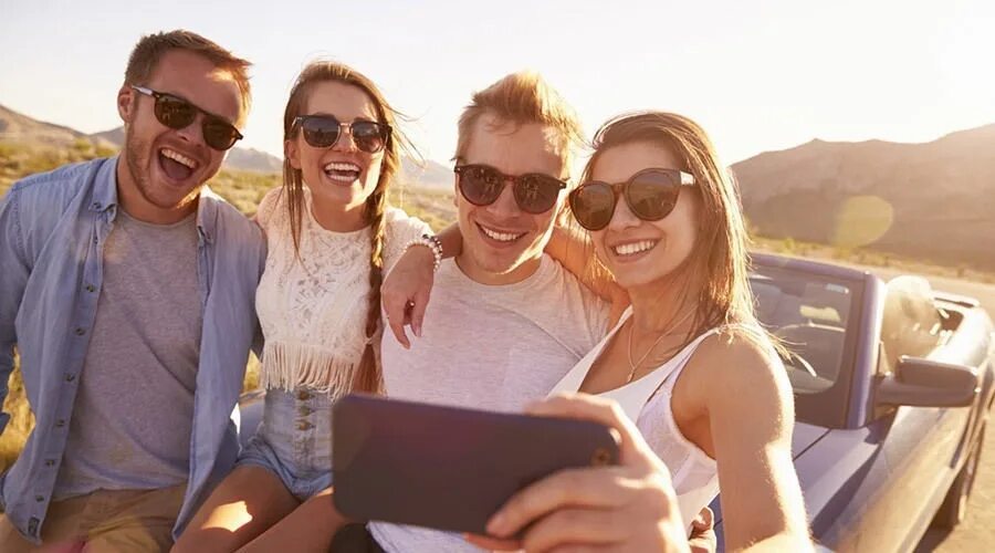 Фотосток друзья путешествие. Dream friends travel. Dream friends travel. Friends on desert. Путешествие с подругами.