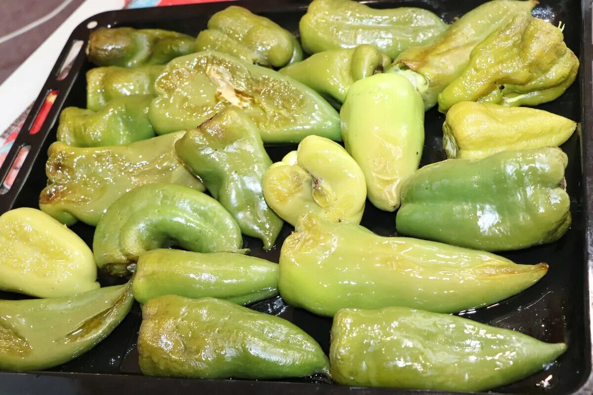 Рецепт болгарского перца в домашних условиях. Зеленый перец на зиму. Перец зеленый. Печеный перец. Зеленый болгарский перец на зиму.