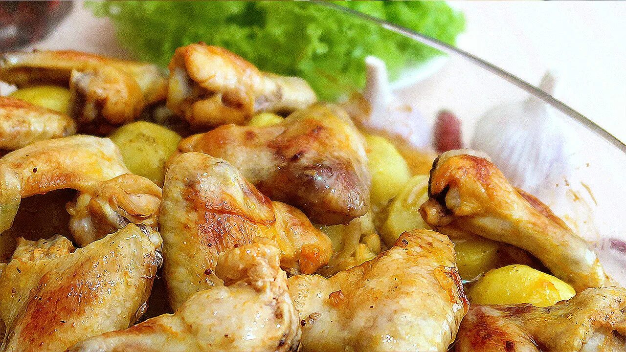 Крылышки с картошкой в духовке. Куриные крылышки с картошкой в духовке. Куриные крылышки с картошкой. Крылья с картошкой в духовке с корочкой. Крылышки с картошкой в духовке.
