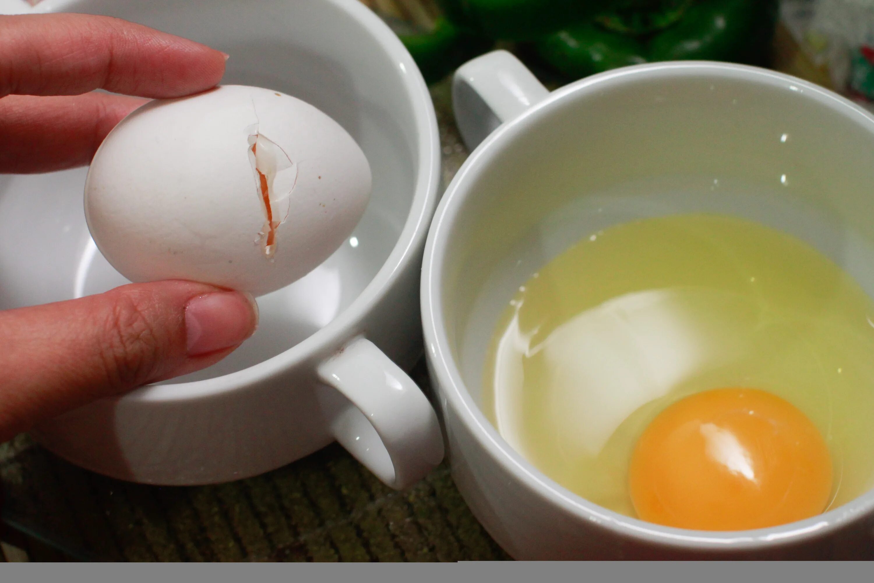 Жареные испорченные яйца. Яйцо свежеснесенное. Как выглядит испорченное яйцо. Как выглядит испорченное яйцо. Свежее яйцо.