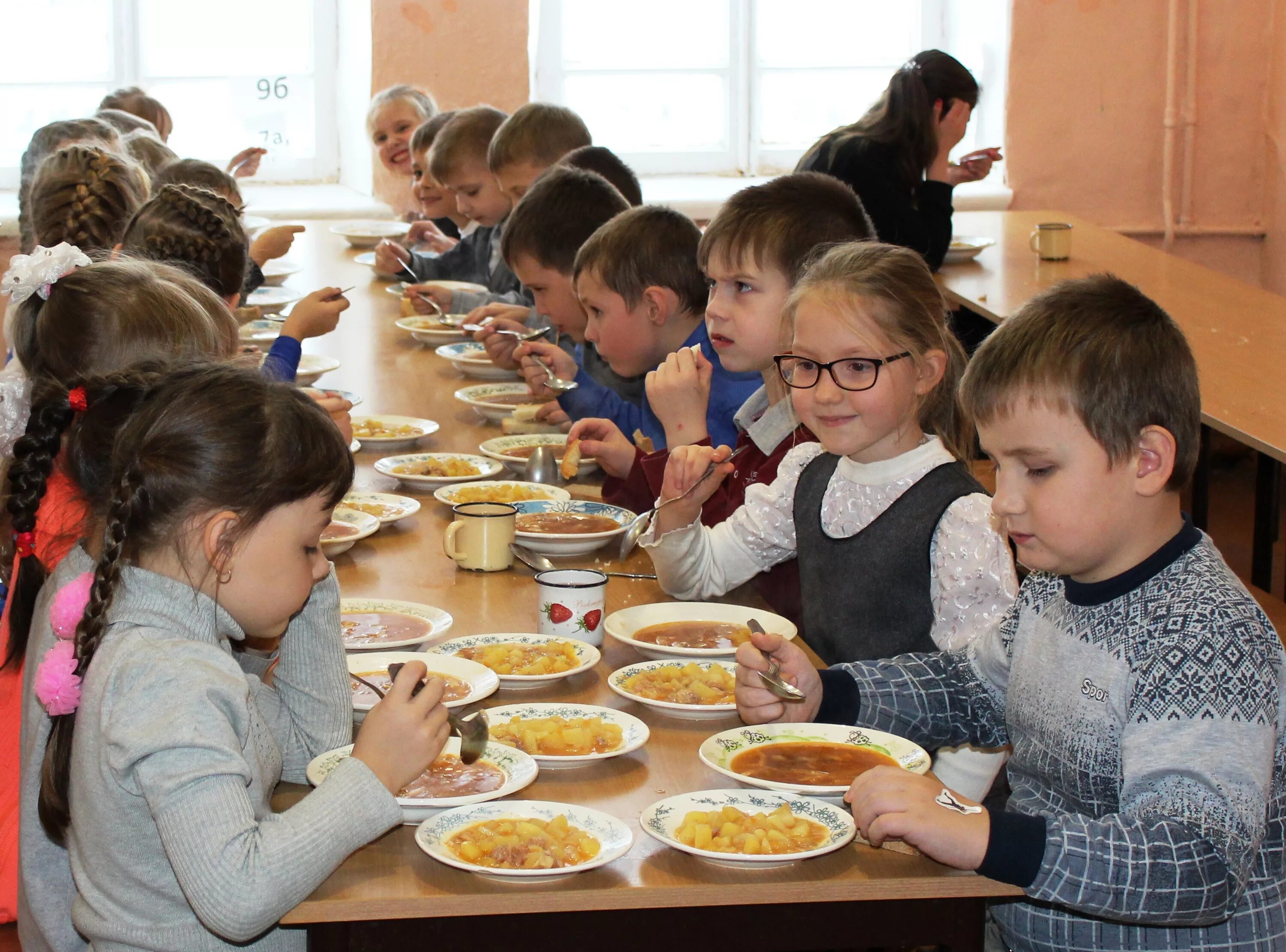 Российская социальная школа. Школьники в столовой. Обед в школе. Питание в школе. Завтрак в школе.