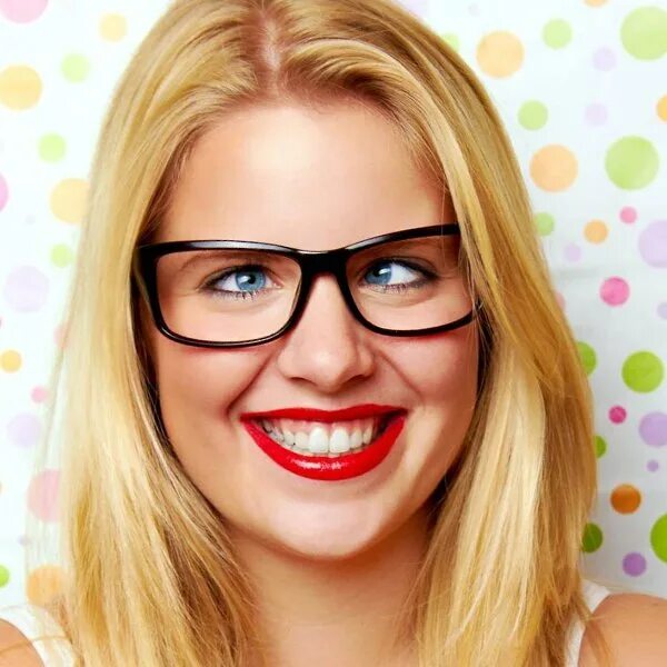 роговые очки женские для зрения. девочка в толстых очках. очки для зрения с толстыми линзами. некрасивые очки для зрения. очки солнцезащитные с толстыми линзами.