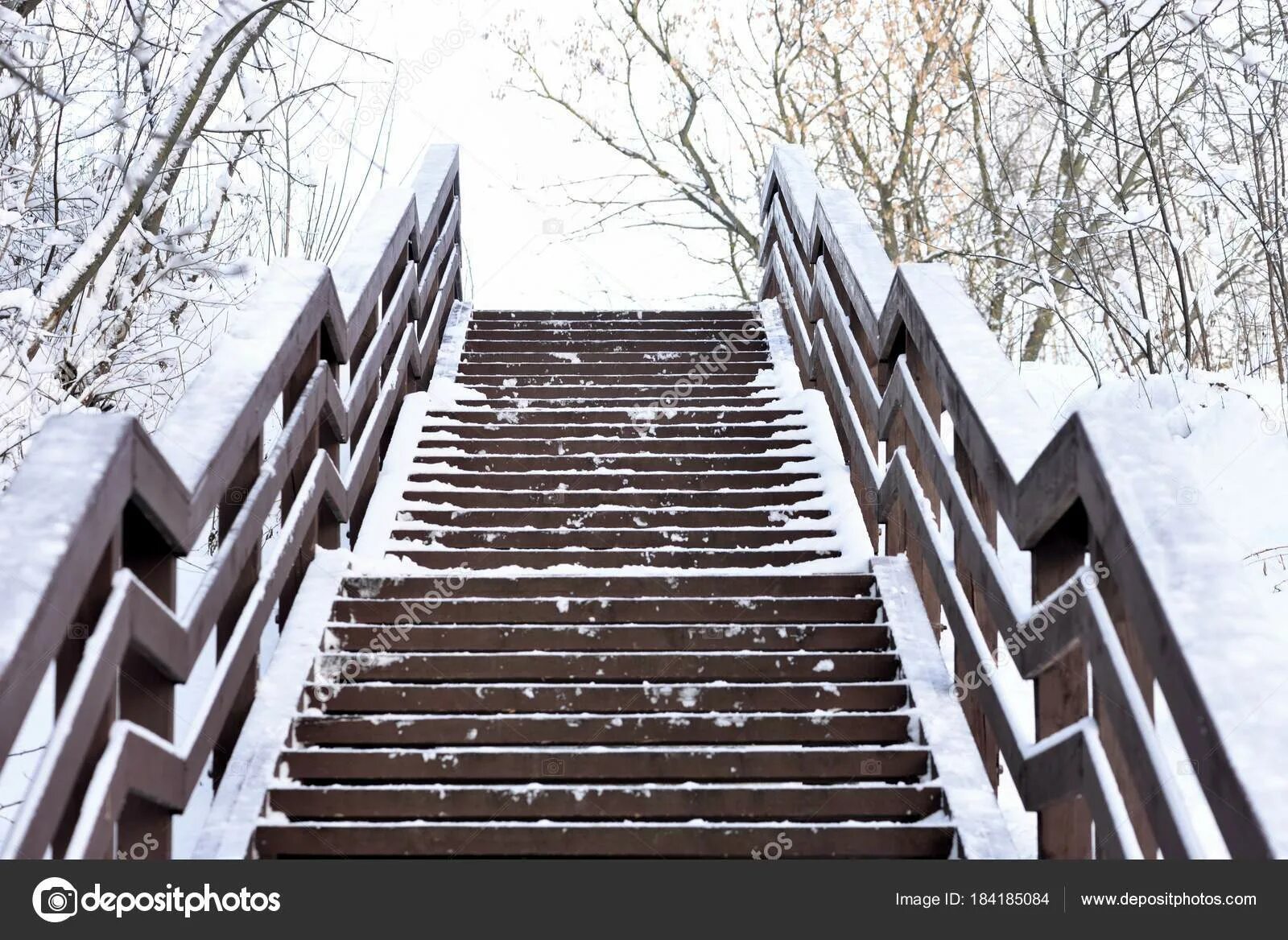 Зимние ступени. Лестница подняться на набережную с пролетами белая. Winter Railings. Что сделать чтобы лестница не поднималась зимой.