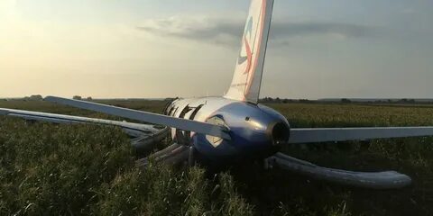 Самолет приземлился на землю