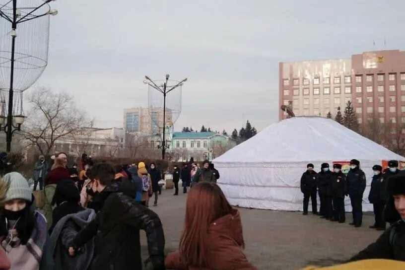 Протесты в Чите. Октябрьская площадь в Чите. Митинг в Чите сегодня на площади революции. Чита невесты на площади.