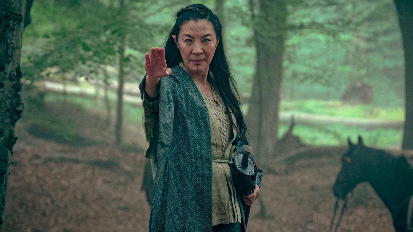 Ведьмак 2022. Актер мишель йео ведьмак. Ведьмак 2022. Ведьмак: происхождение сериал. Ведьмак истоки крови сериал.