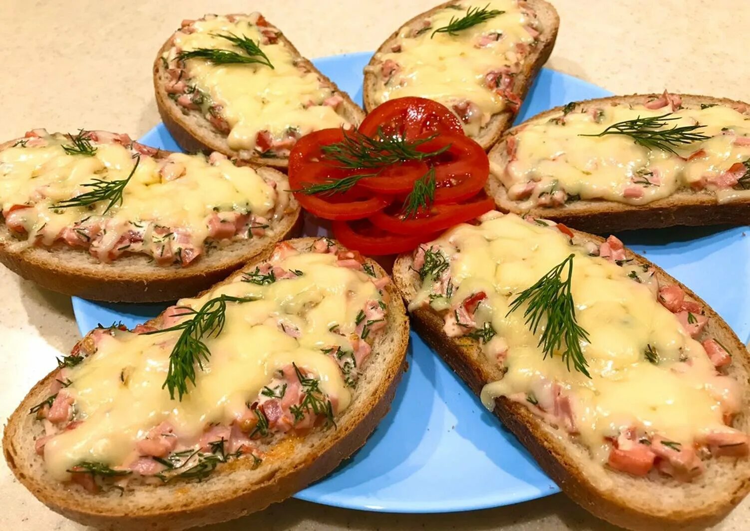 Батон с колбасой и сыром на сковороде
