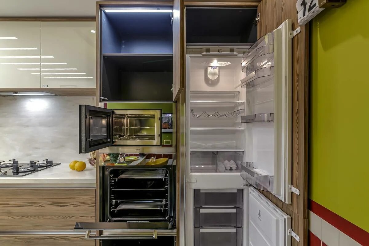 Встроенный холодильник на кухне. Встроенный холодильник в колонне. Встраиваемый холодильник для кухни. Встроенный холодильник в пенале. Встраиваемый холодильник духовкой