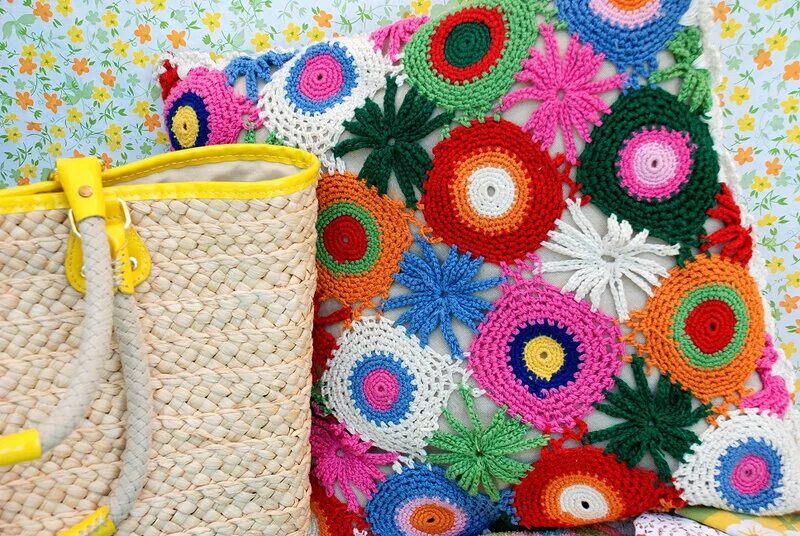 необычное рукоделие. идеи для вязания. вязаные интерьерные подушки. рукоделие для дома. коврики связанные крючком.