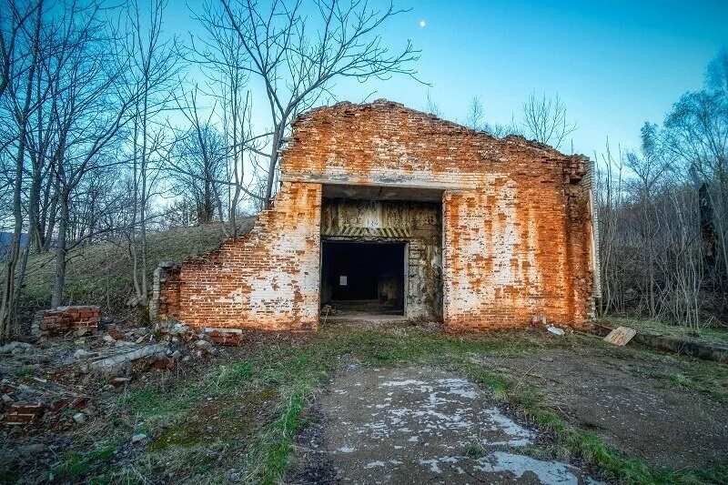 Ртб. Ртб аэродрома варфоломеевка. аэродром варфоломеевка приморский край. заброшенная ремонтно техническая база. варфоломеевка авиабаза.