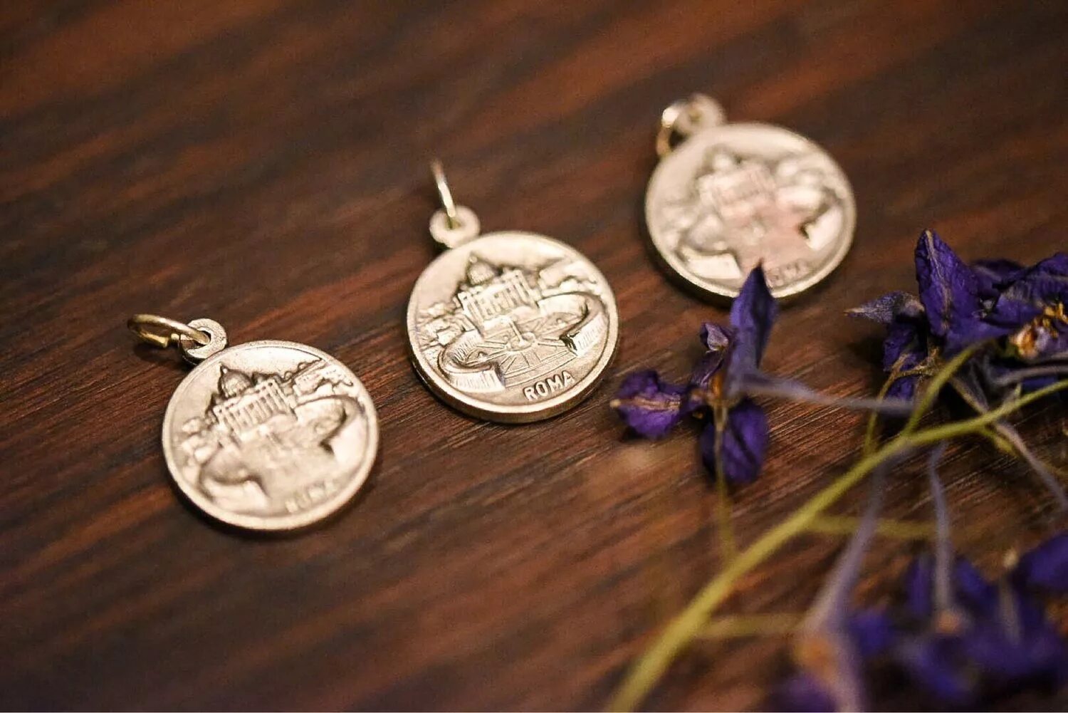 Сколько медальонов. Медальон локет золото 56. Старинные кулоны. Шрек коллекция амулетов. Сколько медальонов.