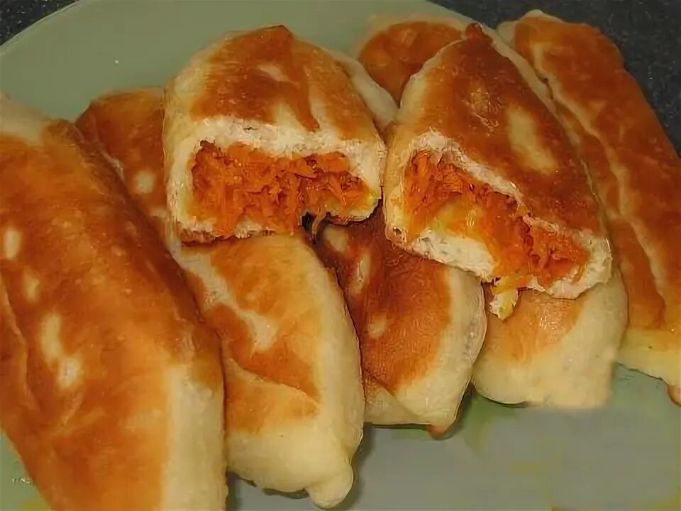 Пирожки с морковью в духовке. Пирожки с морковкой. пирожки с морковью жареные. пирожки с морковкой в духовке.