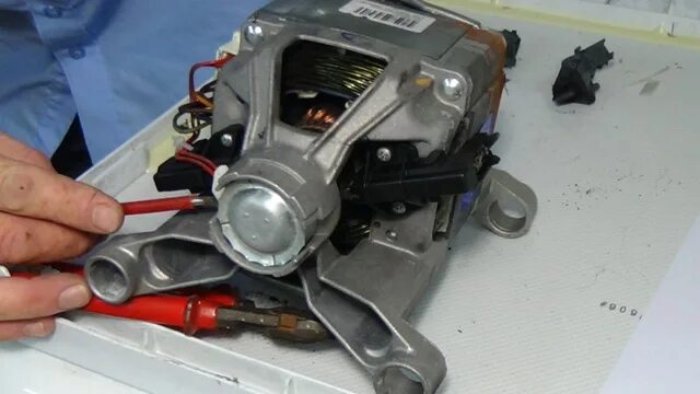 замена мотора стиральной машины. щетки на двигатель стиральной машины индезит. 01 двигатель стиральной машины bosch. щетки двигателя стиральной машины ariston. замена двигателя стиральной машины.