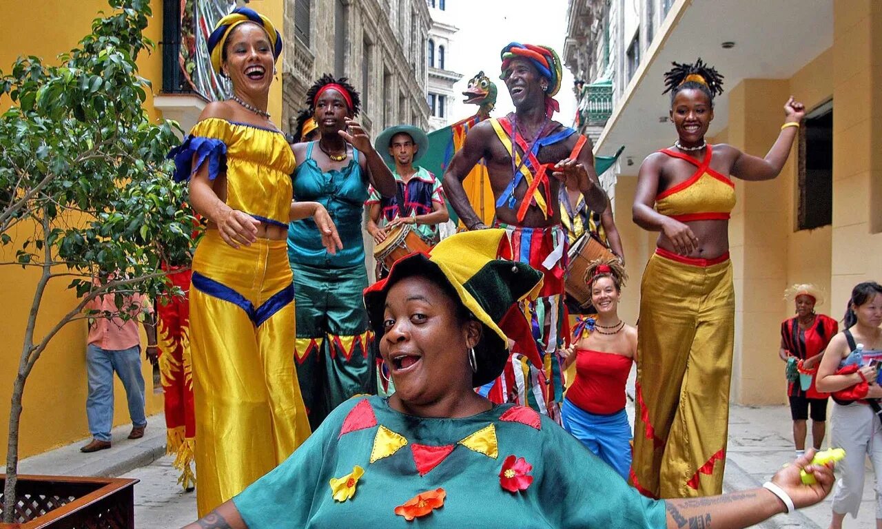 Кубинские новости. Гавана карнавал Куба. Варадеро кубинцы. Карнавал в Гаване. Жители Кубы.