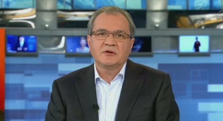 Воскресные программы первого канала. Первый канал 2013. Часы первого канала. Программа воскресное время. 1 канал воскресное время екатерина березовская.