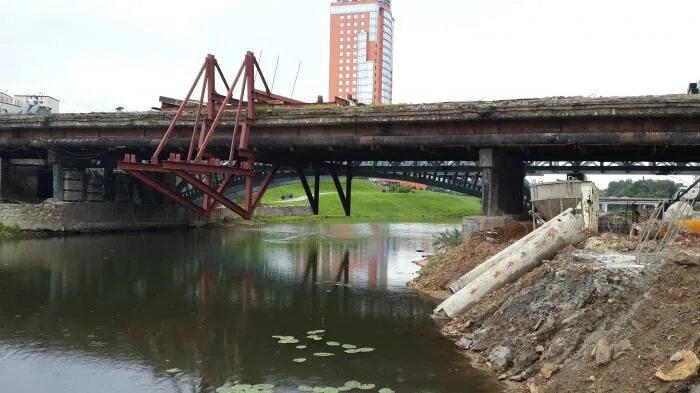 Пешеходный мост через клязьму в щелково. Пешеходный мост через реку клязьма. Большой чухонский мост колпино. Старый мост орехово-зуево. Старый мост щелково кафе.