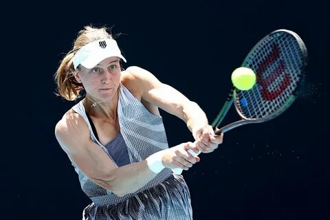 Самсонова вылетела с Australian Open - 2022, уступив в двух сетах чешке Вон...