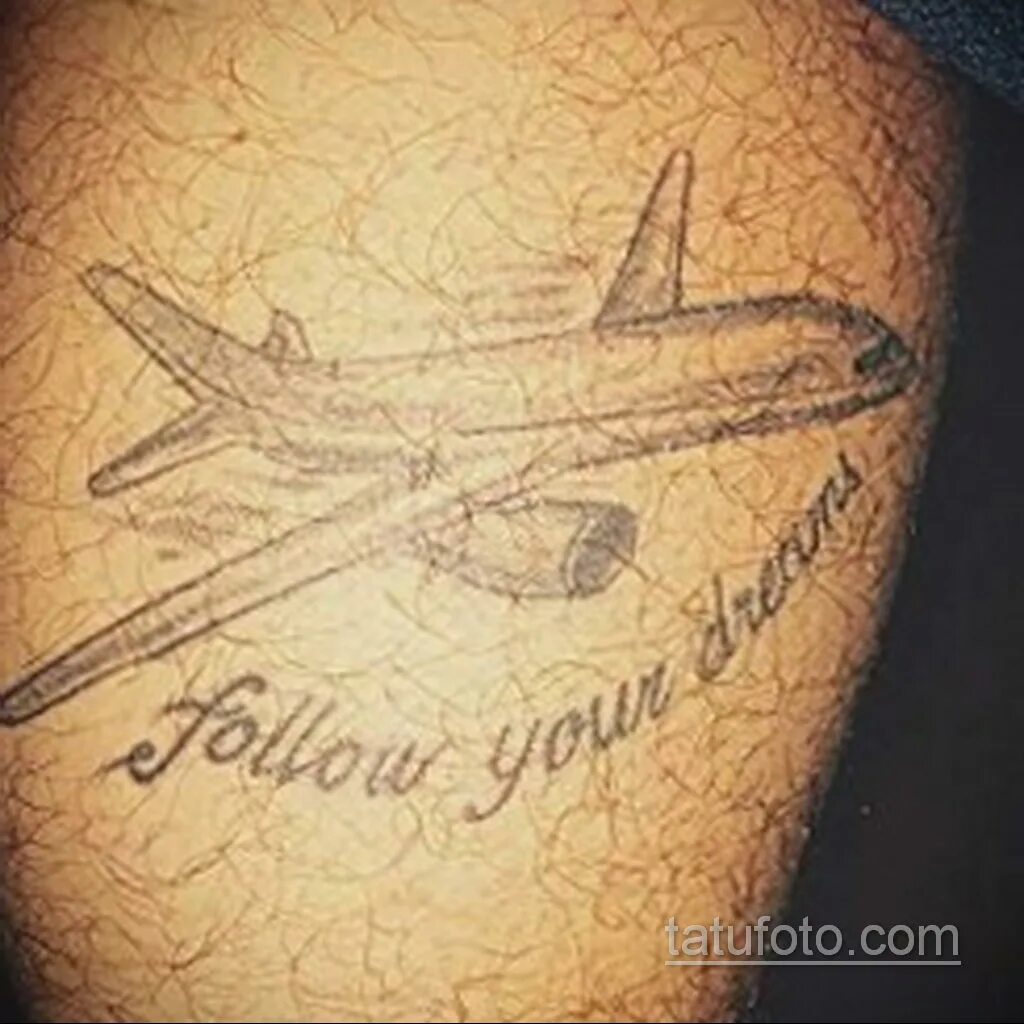 Тату самолет на руке. Тату надпись с самолетиком. Тату самолет эскиз. Тату самолет на запястье. Тату ввс.