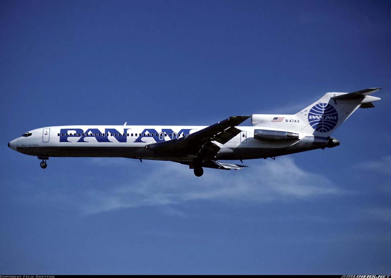 Маленький боинг 740 500. World airlines. Fokker 100. Pan american world airways авиакомпании. World airways.