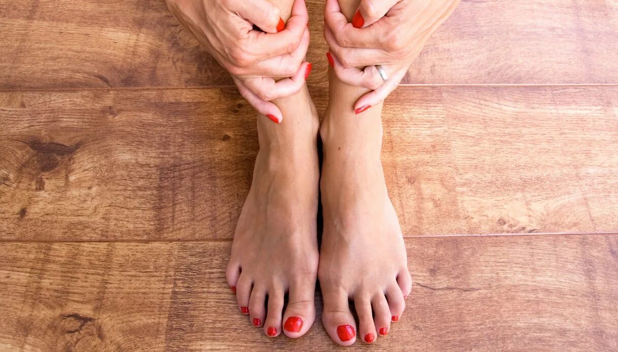 Руки и ноги. Рука на женской ноге. Босые женские ноги на деревянном полу. Женские босые ножки с маникюром. Ее ноги читать