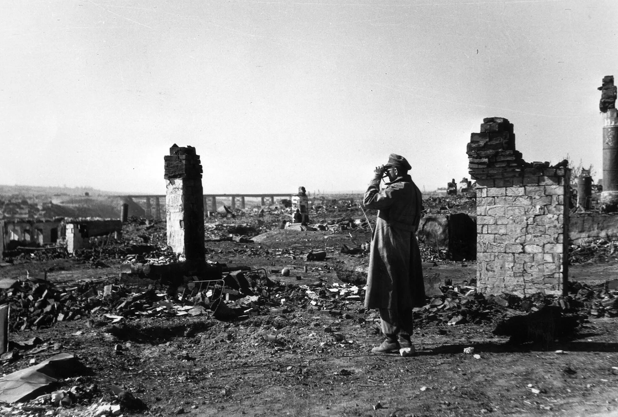 Во время войны и потом. Руины Сталинграда 1942. Руины Сталинграда 1943. Вторая мировая Сталинград руины. Руины Сталинграда 1942 года панорама.