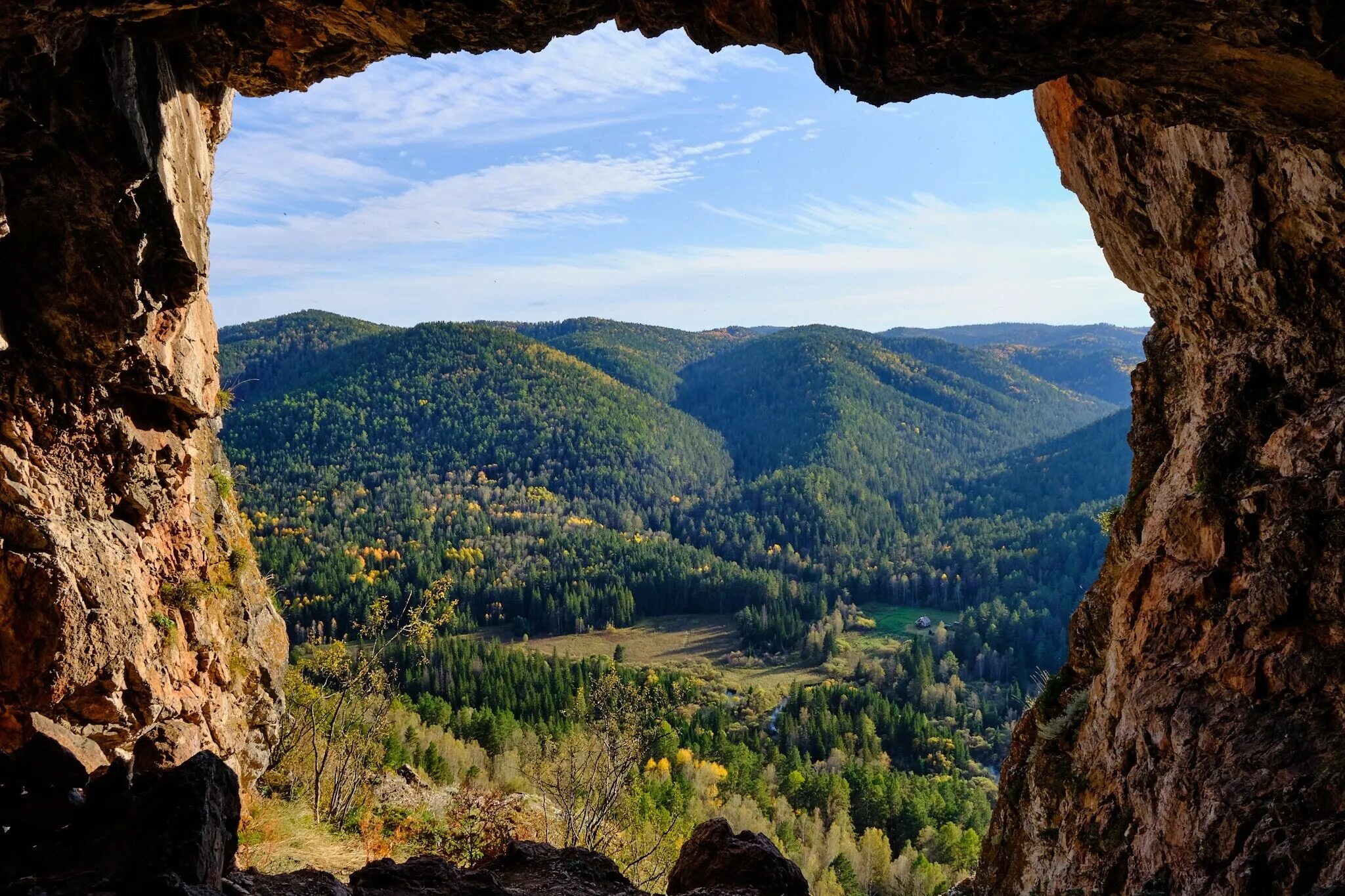 Торгашинский хребет где. Торгашинский хребет где. Грот арка торгашинский хребет. Скала арка торгашинский хребет. Торгашинский хребет красноярск зимой.