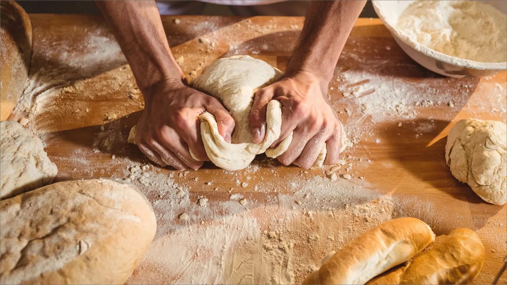 В риме умевший печь хлеб раб. Пекарь месит тесто. Хлеб в руках пекаря. Из муки пекут хлеб. Тесто для хлеба.
