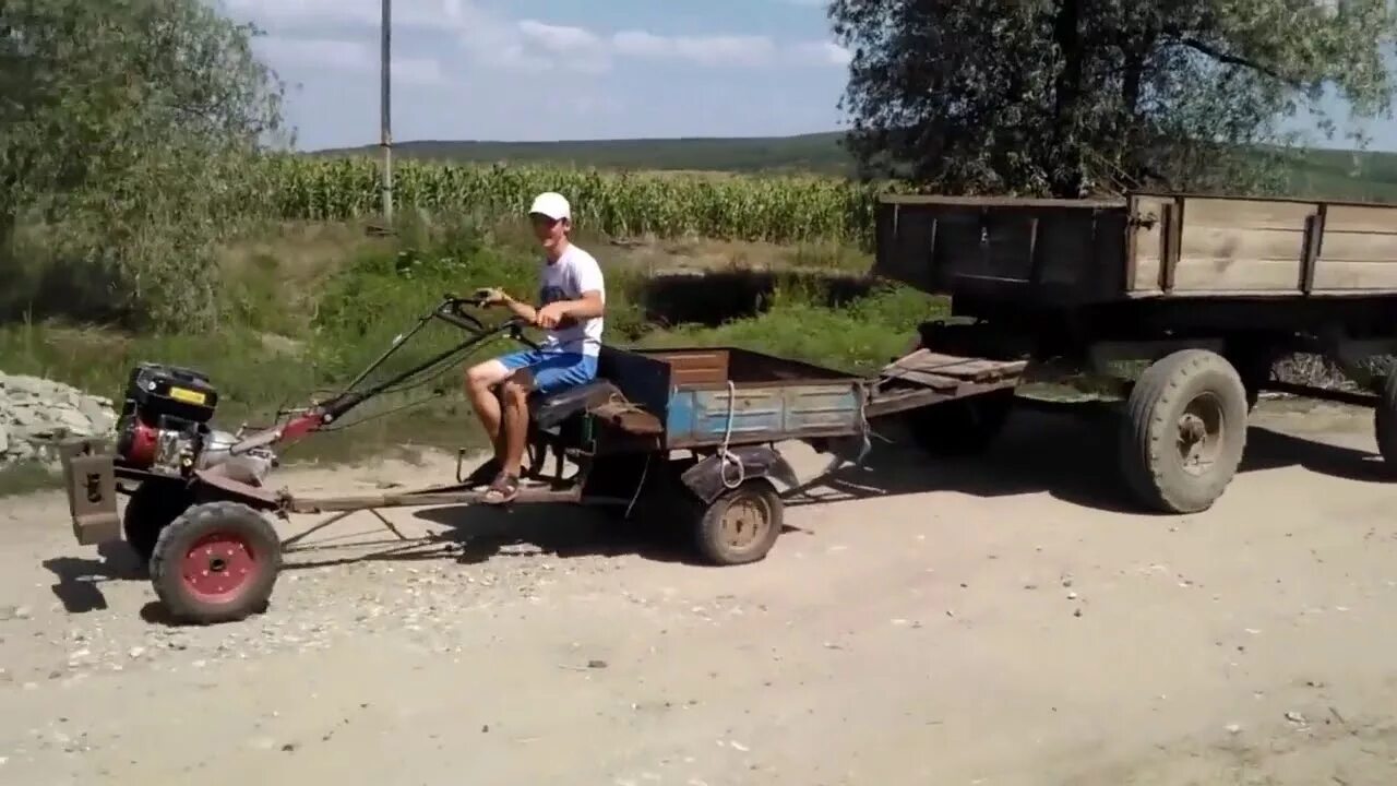 Мотоблок на дороге общего пользования. Мотоблок с прицепом. Прицеп с мотоблоком. Мотоблок с прицепом прикол. На мотоблоке.