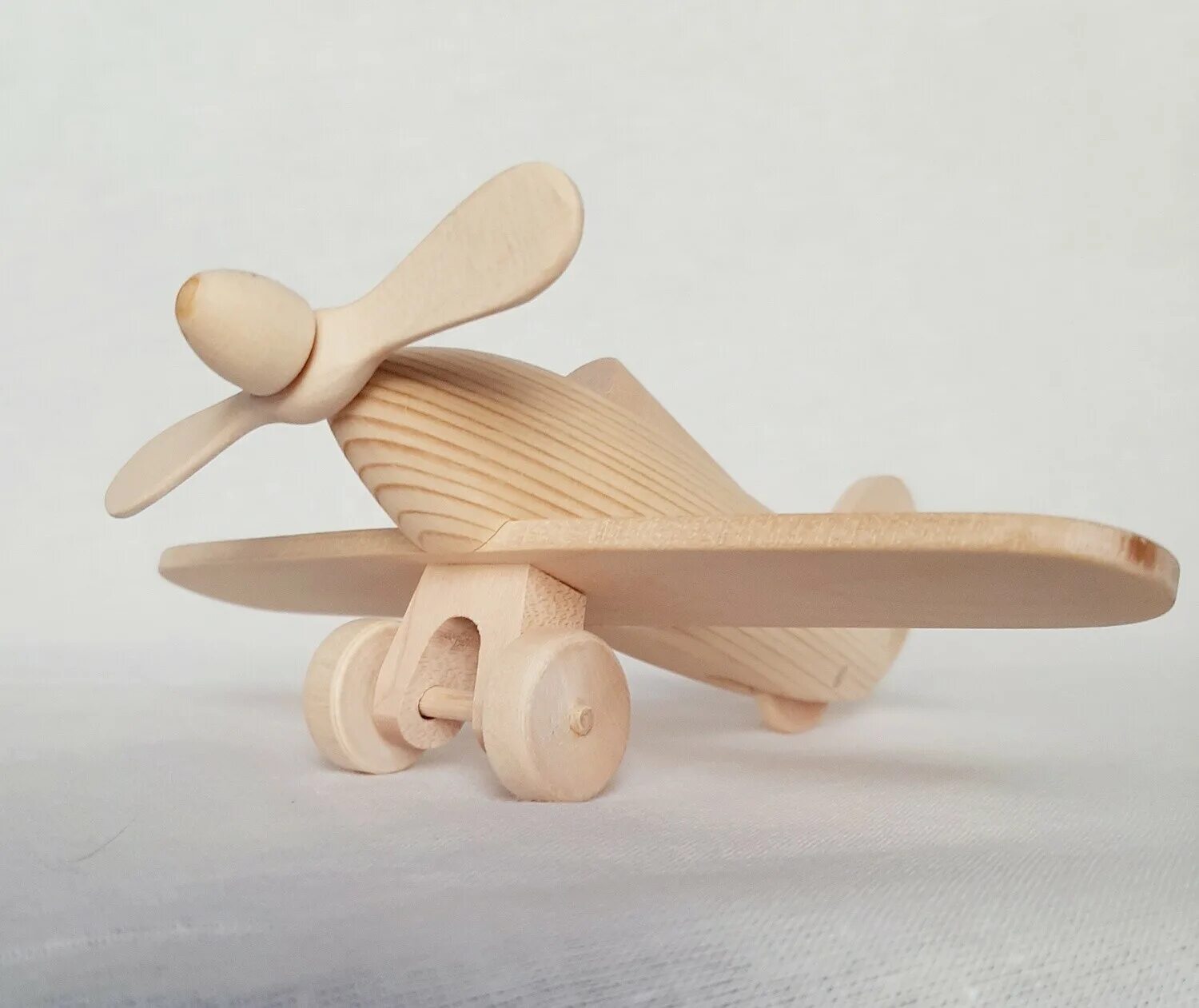 Купить деревянные модели. Самолёт биплан из дерева. Игрушка самолет деревянный. Самолет из фанеры. Авиамодели из дерева.