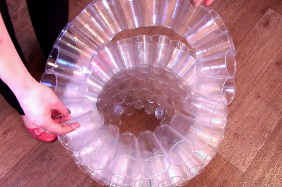 Мастер класс из одноразовых стаканчиков. Круг из стаканчиков. Поделка снеговик из стаканчиков одноразовых. Украшение пластиковых стаканчиков. Мастер класс из пластиковых стаканов.