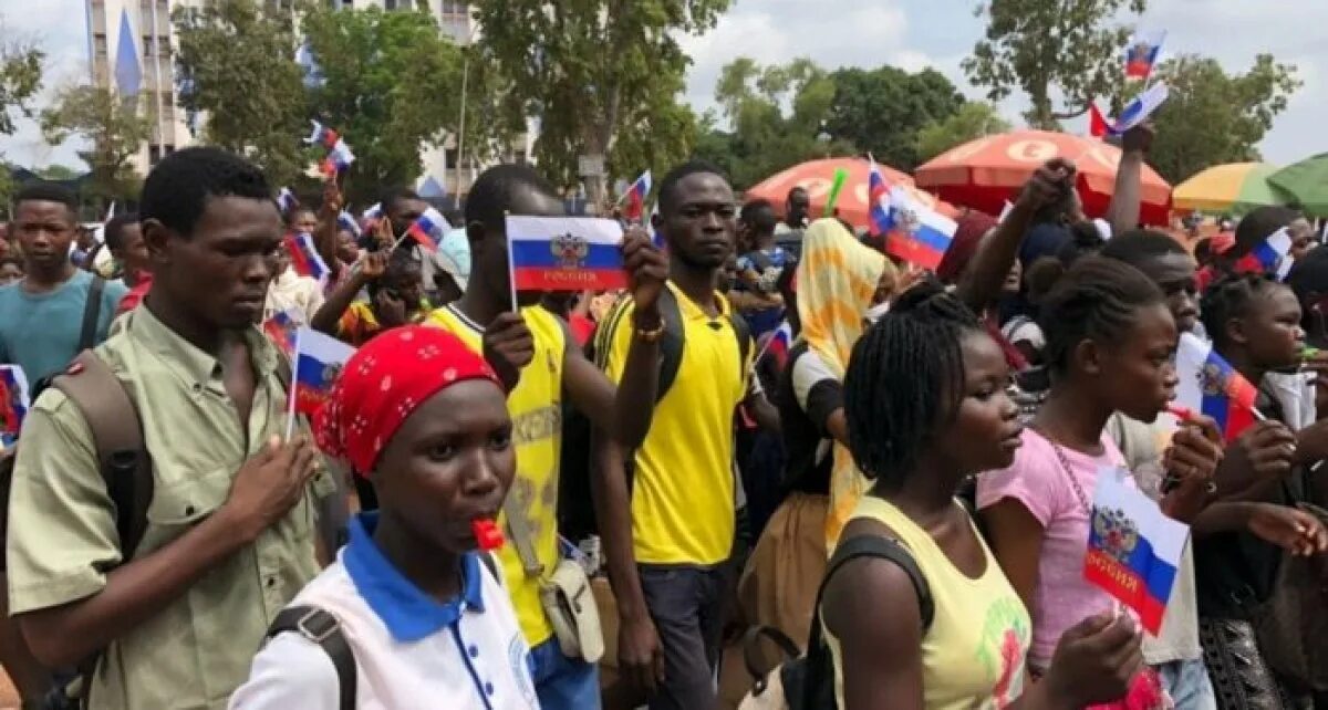 Негр линчевание в африке. Уганда религия. В африканской стране набирает популярность. Интернет в африке. Богатая африка.