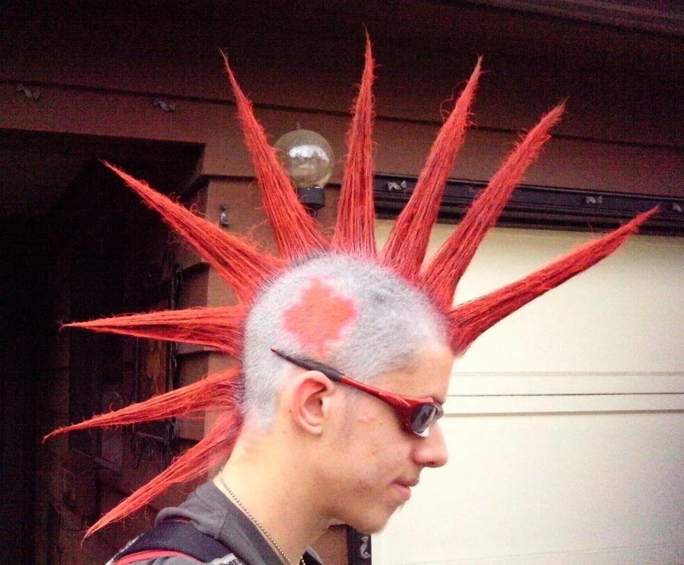 Красный панк. Хаер прическа у панков. ирокез liberty spikes. прическа шипы. прическа ирокез панк.