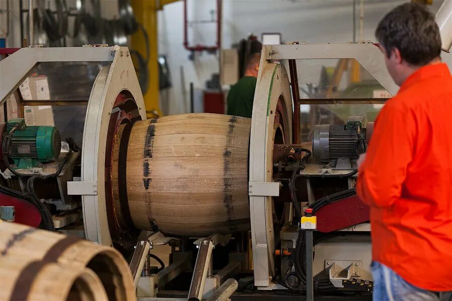 Станок для производства деревянных бочек. Производство бочек деревянных. Изготовление дубовых. Бондарное ремесло. Дощечки для изготовления бочонка.