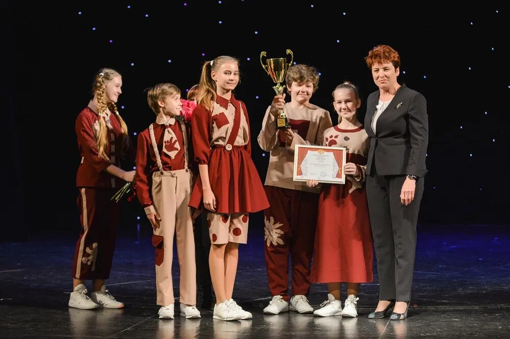 Школьный театр в школе 2023. Театр в школе. Школьный театр. Школьный театр. Театральная школа ростов на дону на бис.