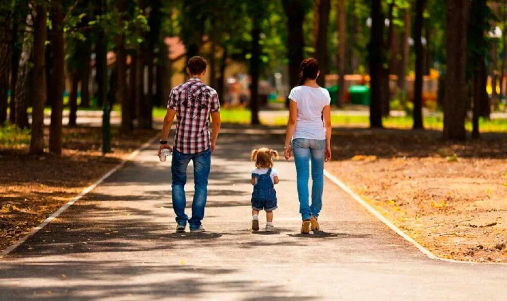 Гулять это. Гулять в парке. Прогулка. Прогулка в парке с детьми. Семья на прогулке.