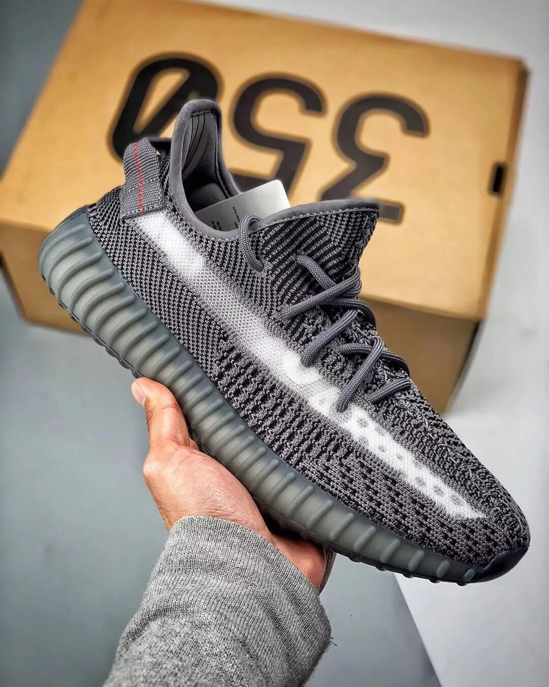 Иди буст. Adidas Yeezy 350 v2. Адидас ИЗИ буст 350. Адидас Yeezy Boost. Кроссовки adidas Yeezy Boost.