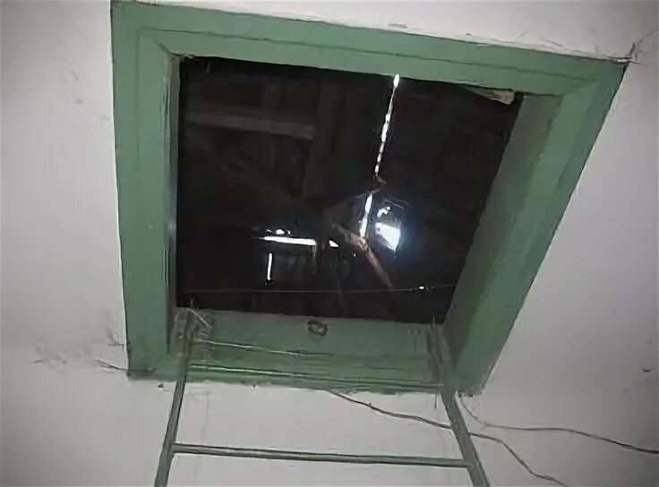 Лестница на чердак в подьезд. Чердак в многоквартирном доме. Люк в подъезде. Люк на чердак противопожарный ei30. Люк в подъезде.