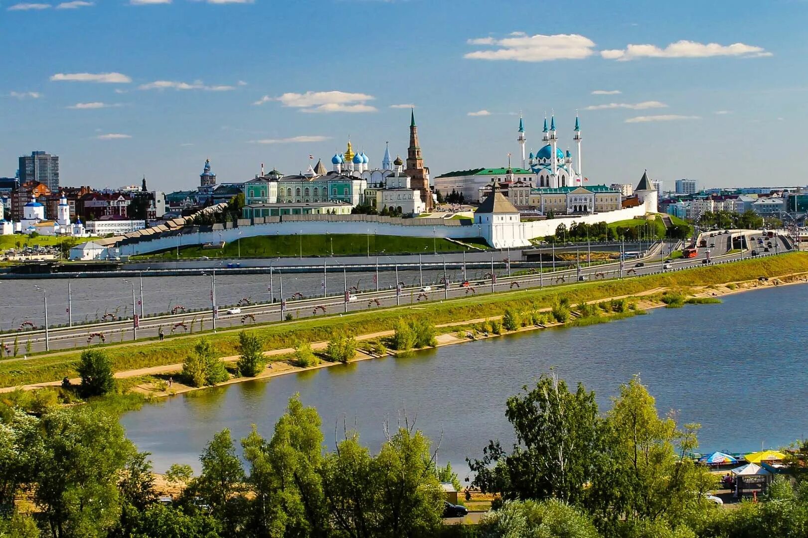 Г казань республика. Кремль казань. татарстан казань кремль. панорама кремля казань. река волга в казани.