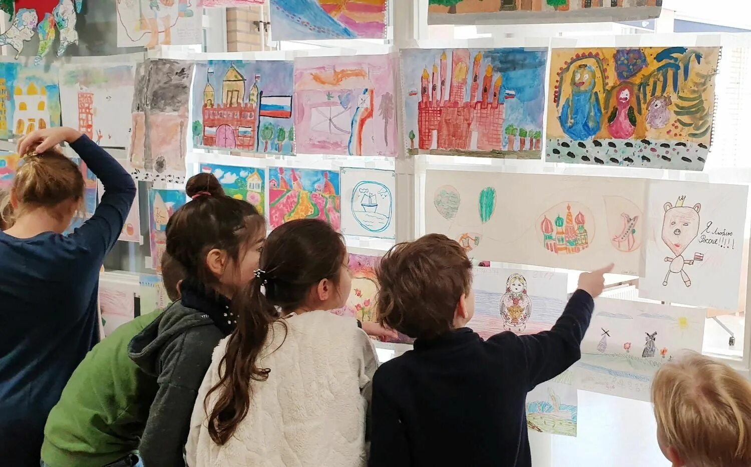 Детские выставки. Выставка детских рисунков. Детская выставка рисунков. Выставка для дошкольников