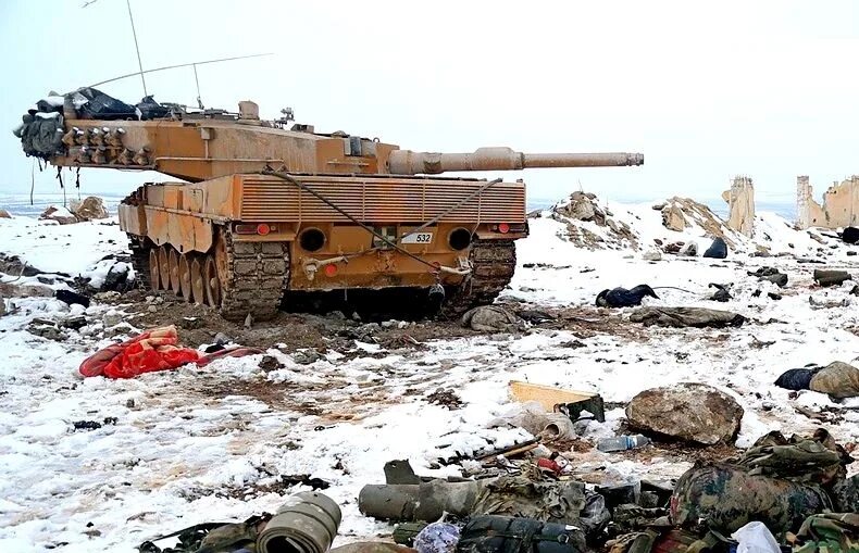 Сколько дают за абрамс. Турецкие "леопард 2а4" подбитый. Leopard 2a4 в Сирии. Танк леопард 2. Турецкий Leopard 2a4.
