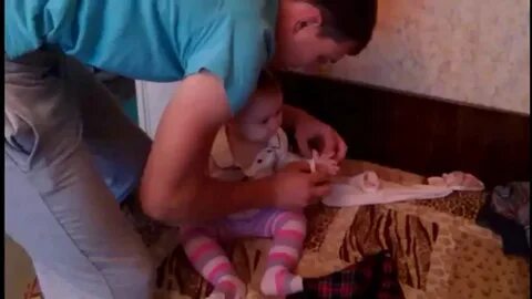 Дочка подсматривает за родителями