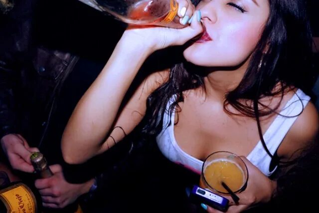 True drunk. Декольте девчонки бухают. Total drunk девушка. Пьяные девушки пьют в одного. Фото 2008 года пьяных девушек.