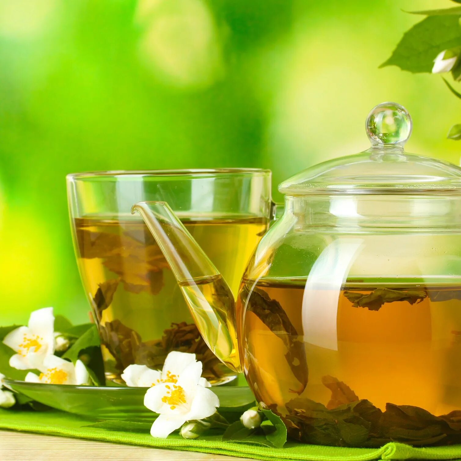 Чашка зеленого чая на столе. Чай от кашля. Целебные травы. Снадобья из трав. Некрепкий чай.