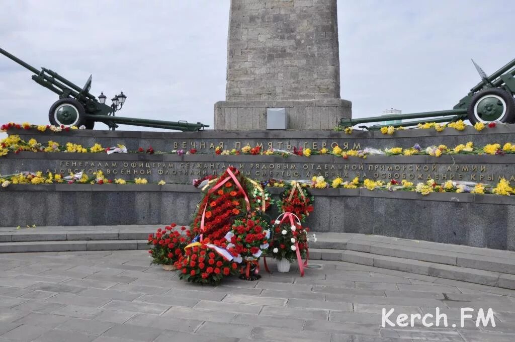 Дата освобождения керчи. Освобождение керчи обелиск. освобождение город керчь-. день освобождения керчи. освобождение керчи от немцев.