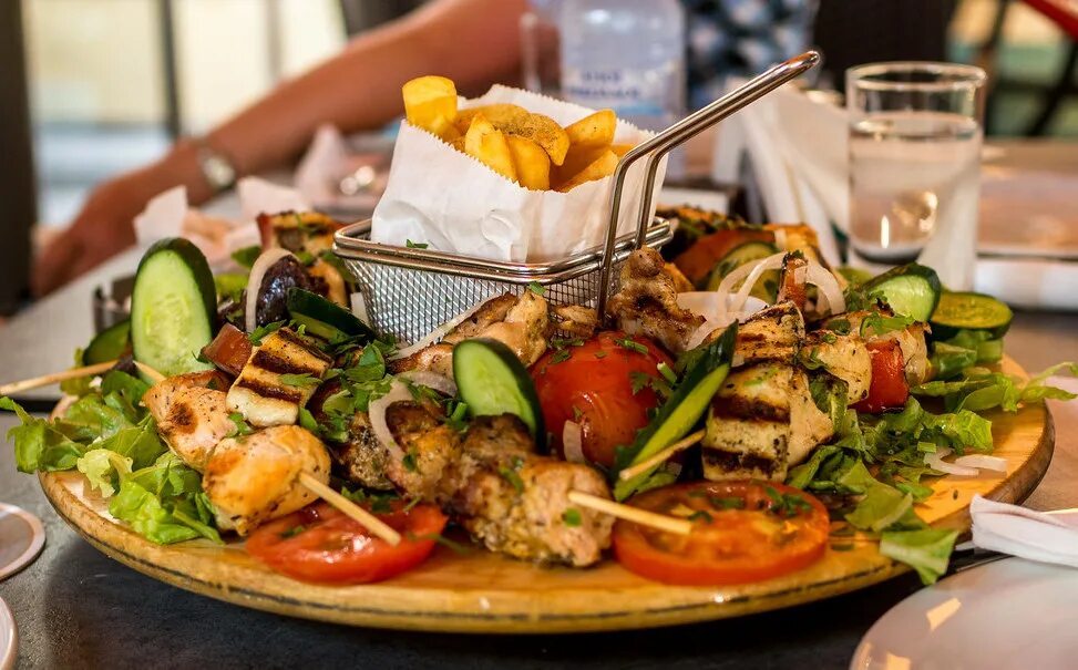 Рыбное мезе на кипре. Кухня кипра. Рыбное мезе на кипре. Дзадзики сувлаки мезе. Кухня кипра.