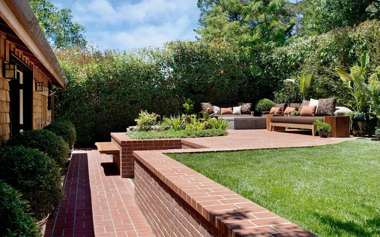 отмостка на неровном участке. дома ниже уровня земли. дома ниже уровня земли. дома ниже уровня земли. планировка двора частного дома.