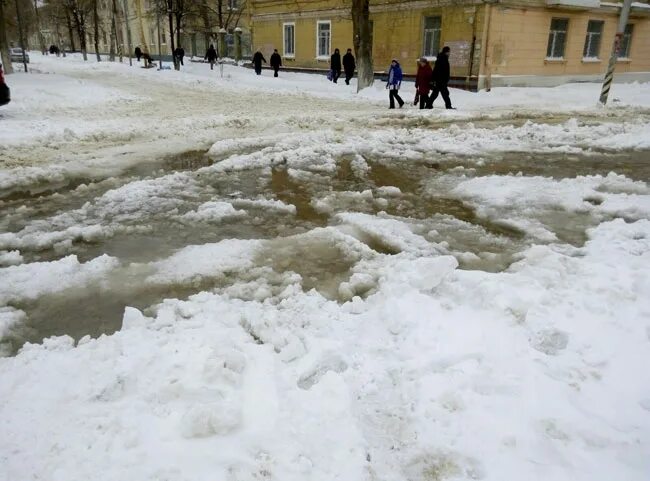 Талый снег читать. Талый снег. Месиво из снега в городе. Талый сугробы. Талая уораска снега.