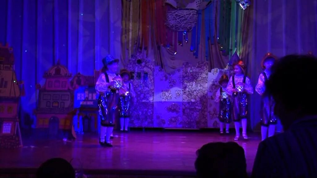 гном на утреннике в детском саду. фонарики для танца. китайский танец с фонариками ансамбль. танец с фонариками в детском саду на новый год для малышей. танец с фонарями.