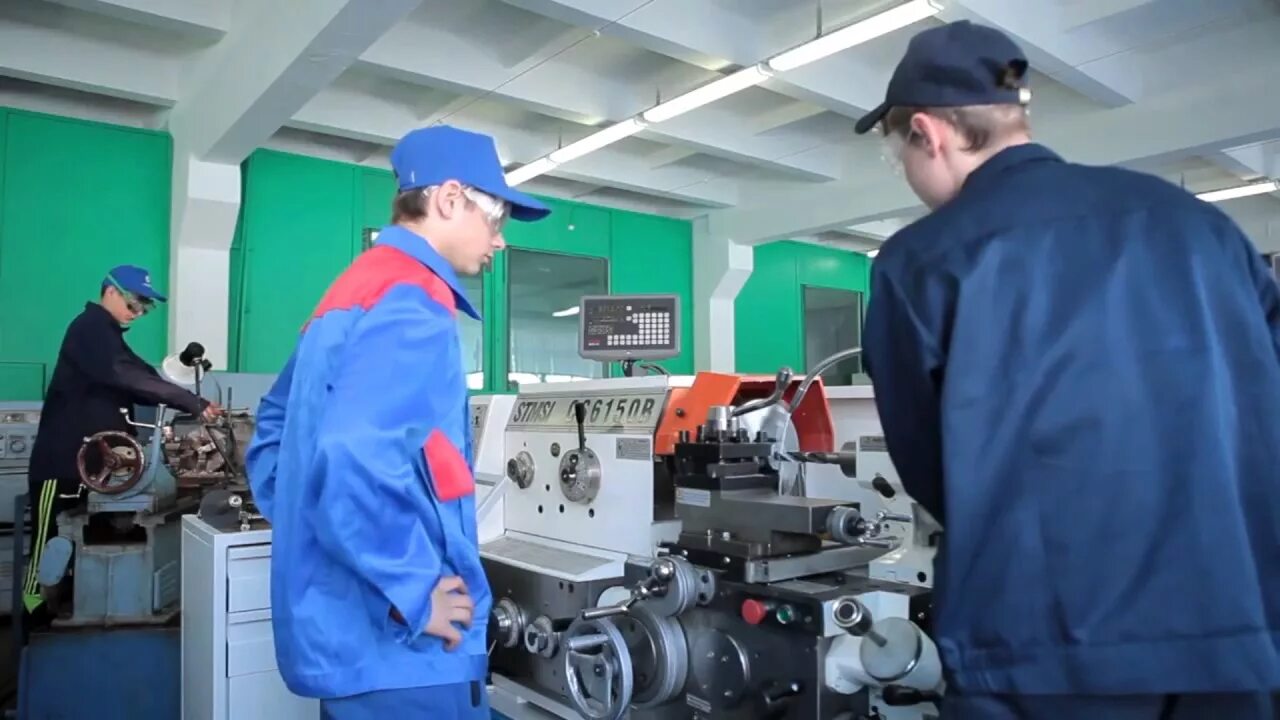 профессия фрезеровщик. токарь фрезеровщик. профессия фрезеровщик. робот фрезеровщик. фрезеровщики москва.